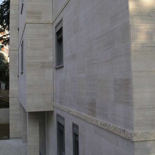 stoneface ventilated mit Naturstein Travertin gesägt offenporig und bruchroh