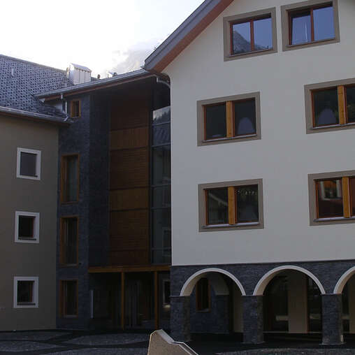 stoneface compact light Kompaktfassade mit Naturstein Gneis bruchroh