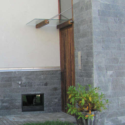 stoneface compact light Kompaktfassade mit Naturstein Onsernone bruchroh