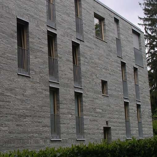 stoneface compact light Kompaktfassade mit Naturstein Rhein Quarzit