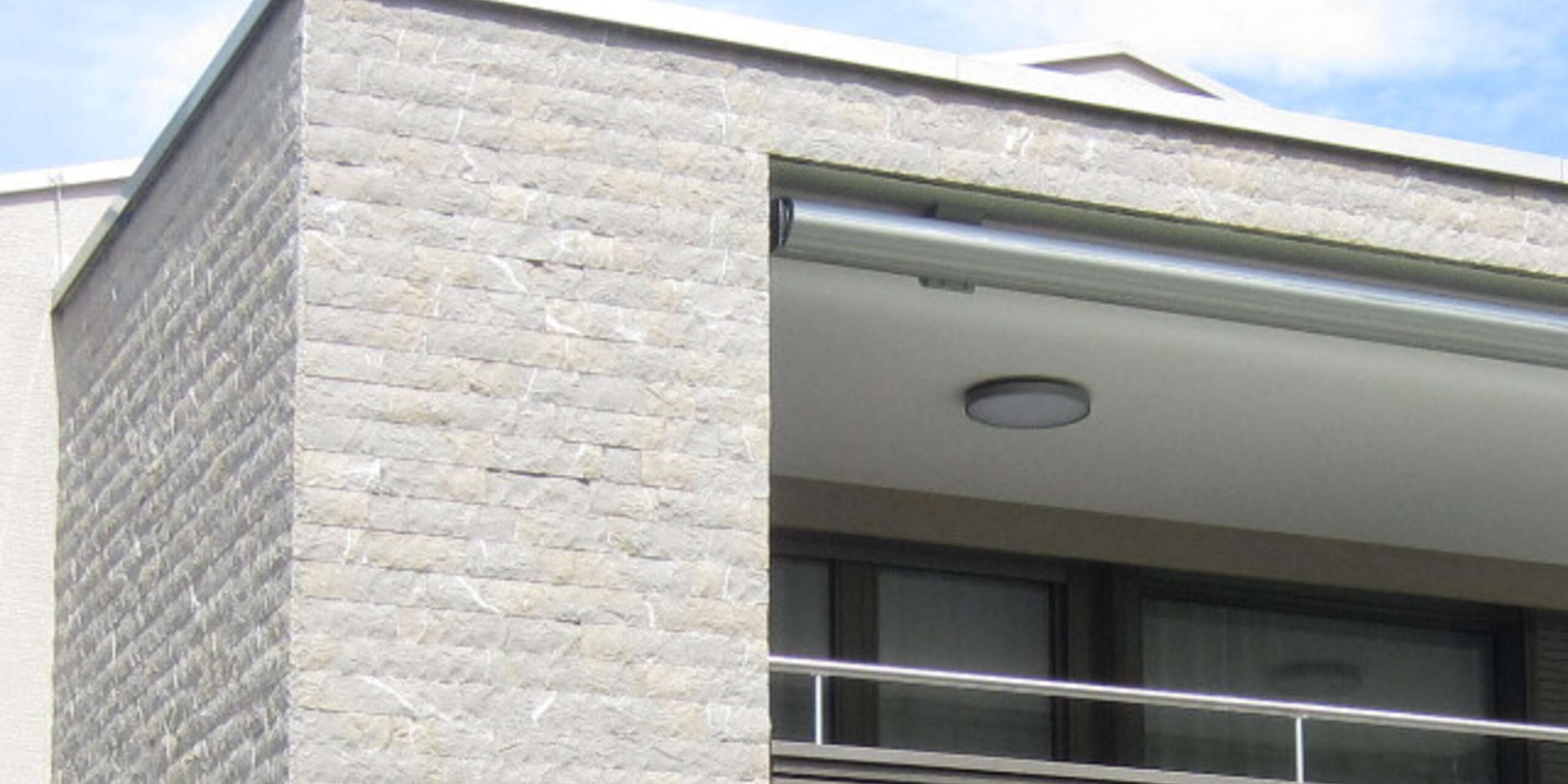 EFH Flüehüttenstrasse; System: Kompakt-Fassade, Gebäudeteile mit Stoneface; Beschreibung: Naturstein Kalkstein Pietra Piasentina bruchroh;   Standort: Sörenberg LU