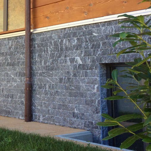 Sockelgeschoss Stoneface Naturstein Onsernone bruchroh