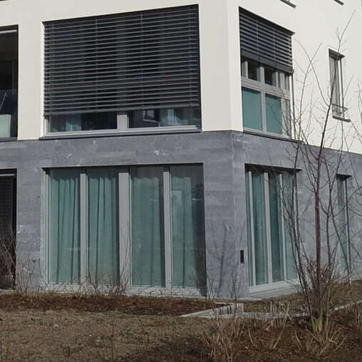 Sockelgeschoss Stoneface Naturstein Osernone geschliffen